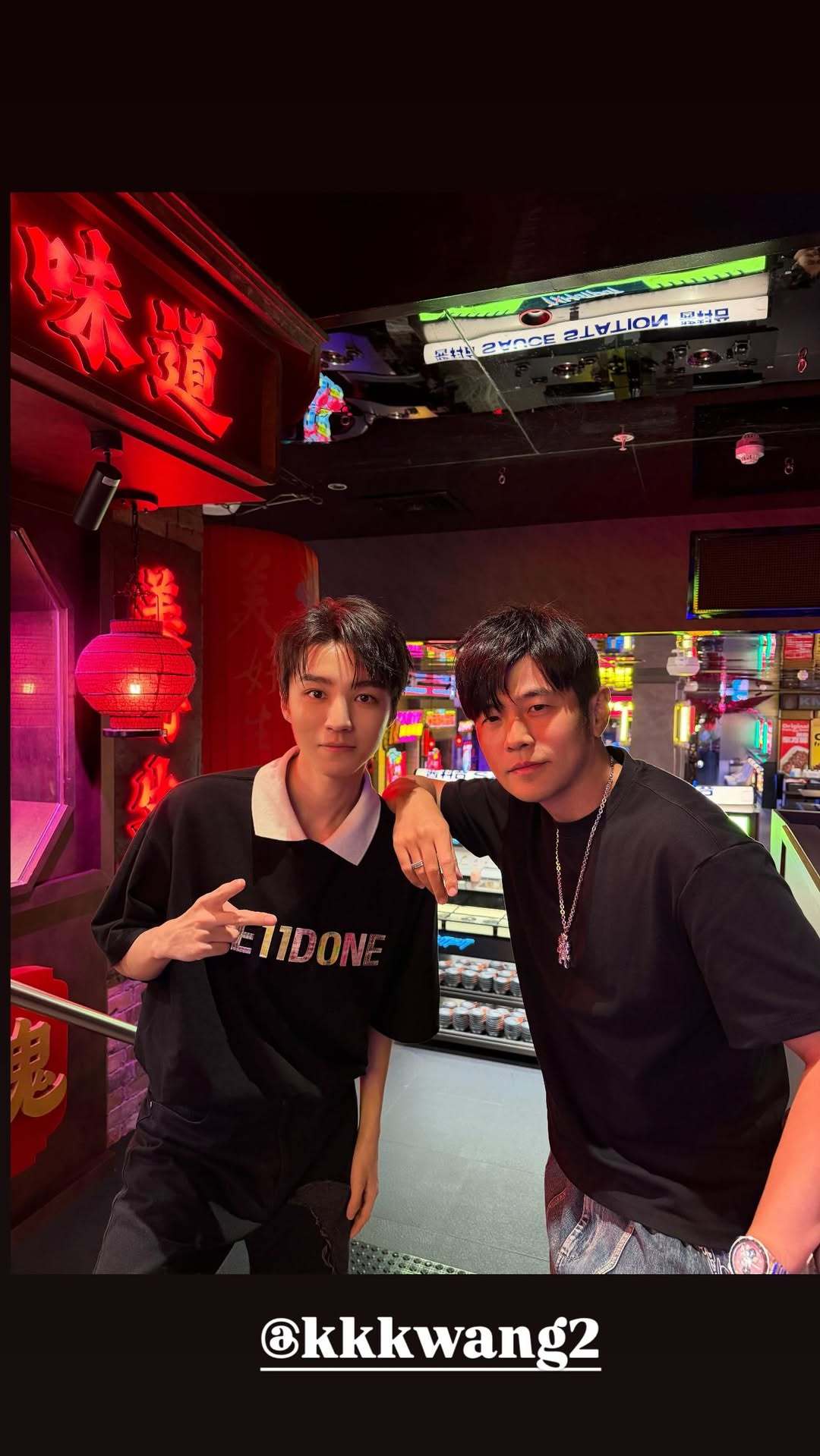 周杰伦晒出和王俊凯、陈奕迅的合照杰伦：开心带大家聚餐 有人可以聊聊音乐真好😁 