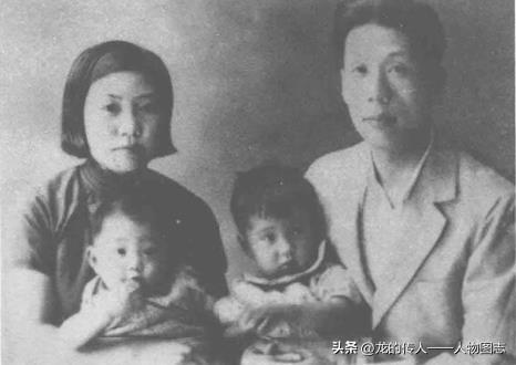 1940年伍修权、张毓兰夫妇和长女曼曼(右)儿子天福(左)在兰州八办留影