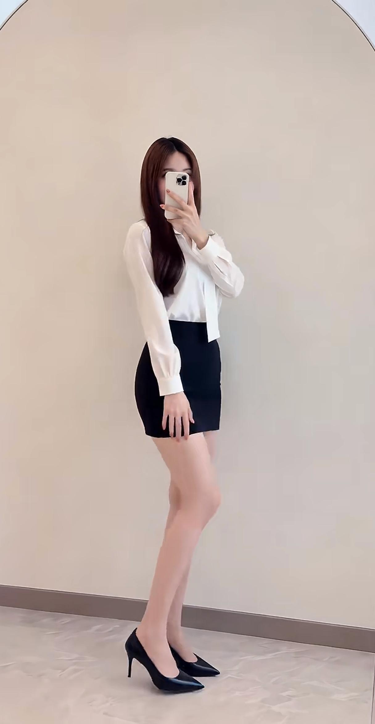 公司如今进退两难，处境格外尴尬，如果现任老板依旧意识不到问题，往后只会越走越难。