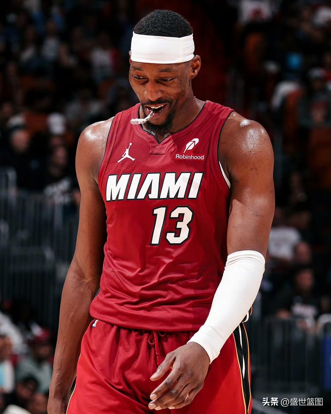 在这么一个平平无奇的日子里，一场平平无奇的比赛，却让科比的81分得分记录作古！