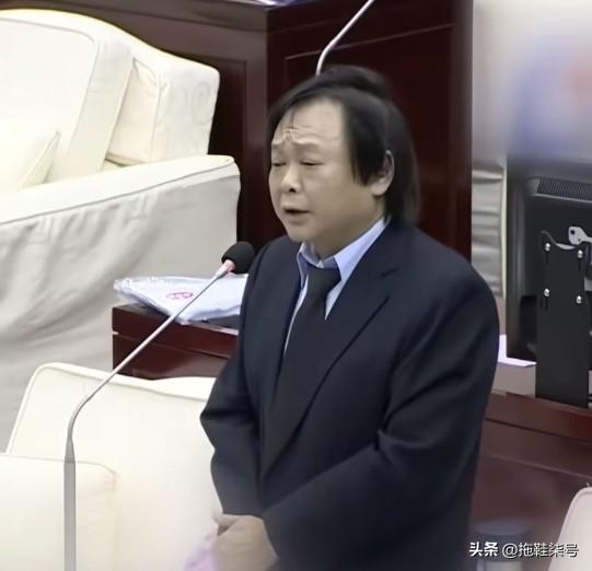 民进党“立委”王世坚竟大赞刘世芳内心温柔，实在令人咋舌！

有台媒记者问及，台内