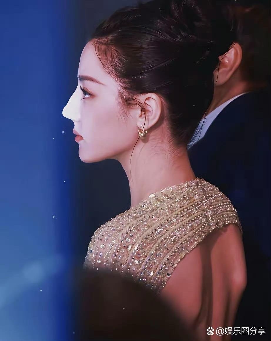 刘亦菲与迪丽热巴，堪称娱乐圈驼峰鼻颜值代表，各有风情又都绝美惊艳 