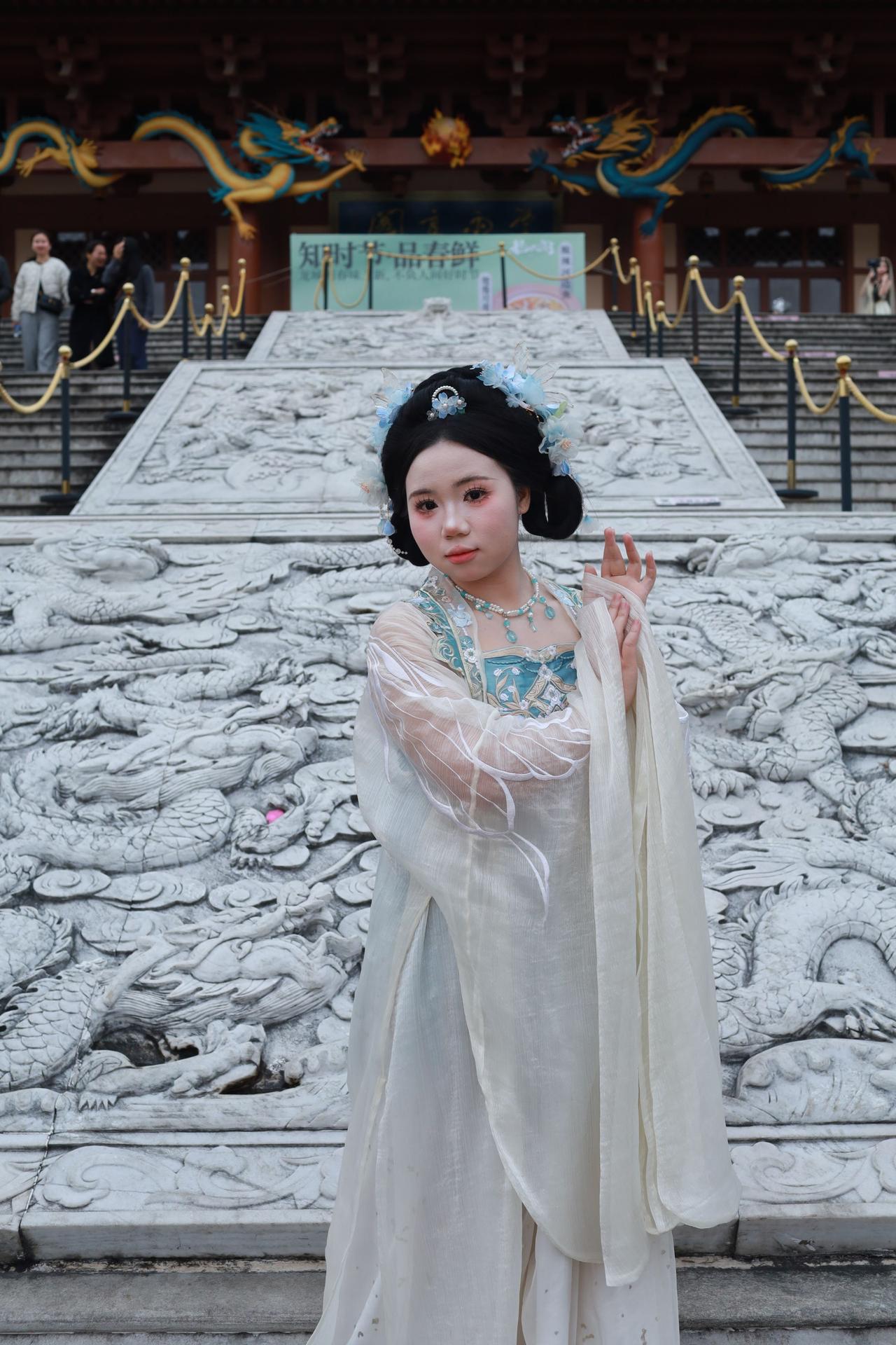 偶遇古镇，，随拍几张总要穿次少数民族服饰吧 晒出你的民族服饰穿搭 总要穿一次少数