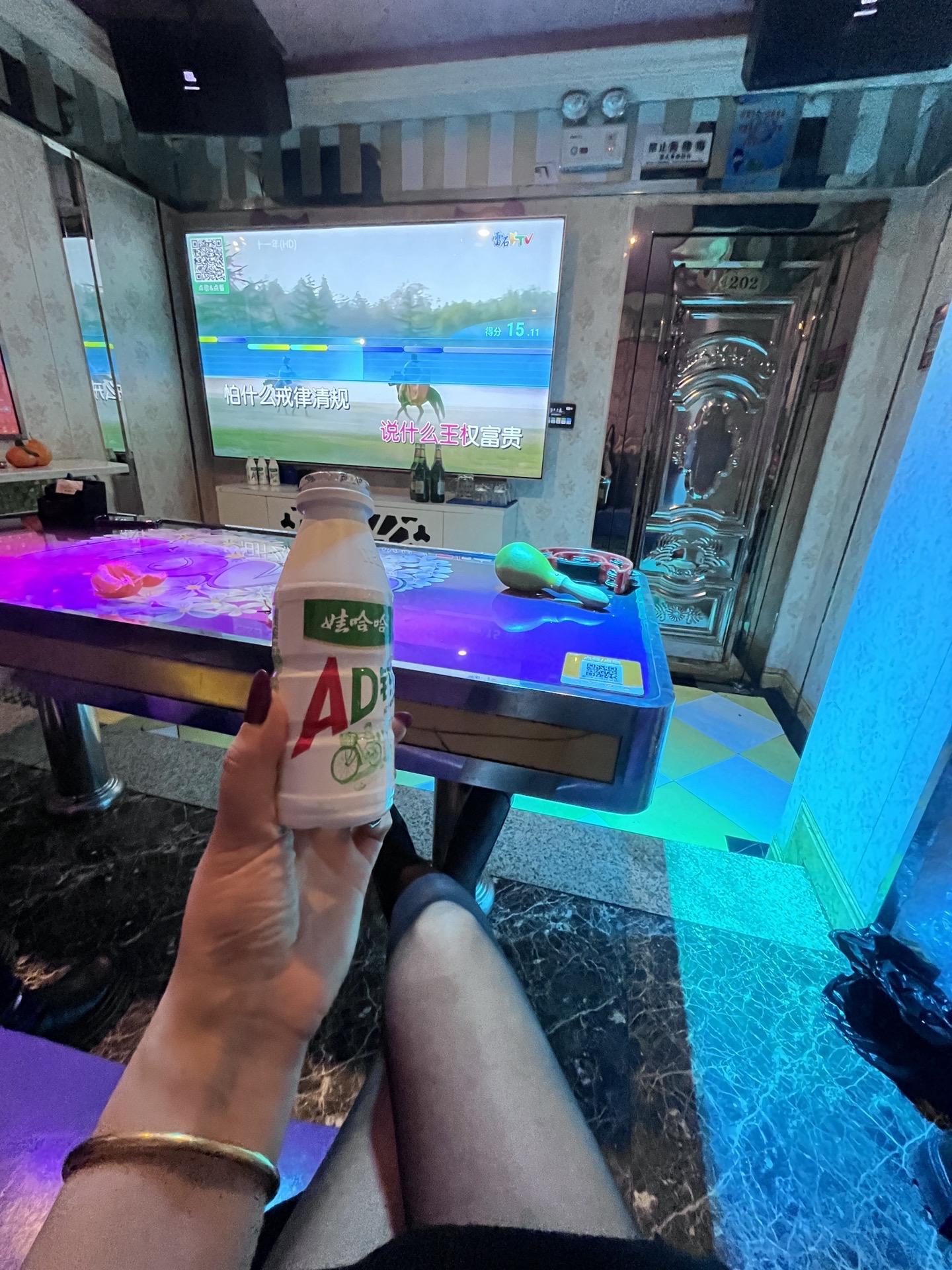 什么情，什么爱，泪水打湿我的AD钙，小时候缺钙，长大了缺爱，不如来一口...