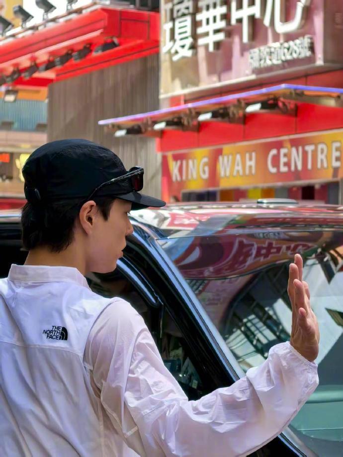 香港偶遇朴宝剑 有网友在香港偶遇朴宝剑，白衫黑裤的搭配加帽子超显随性，整个人透着