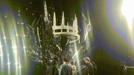 李宇春开着水晶王冠战车出场 手工贴制的5000片镜面，随战车移动漫射成星河。李宇