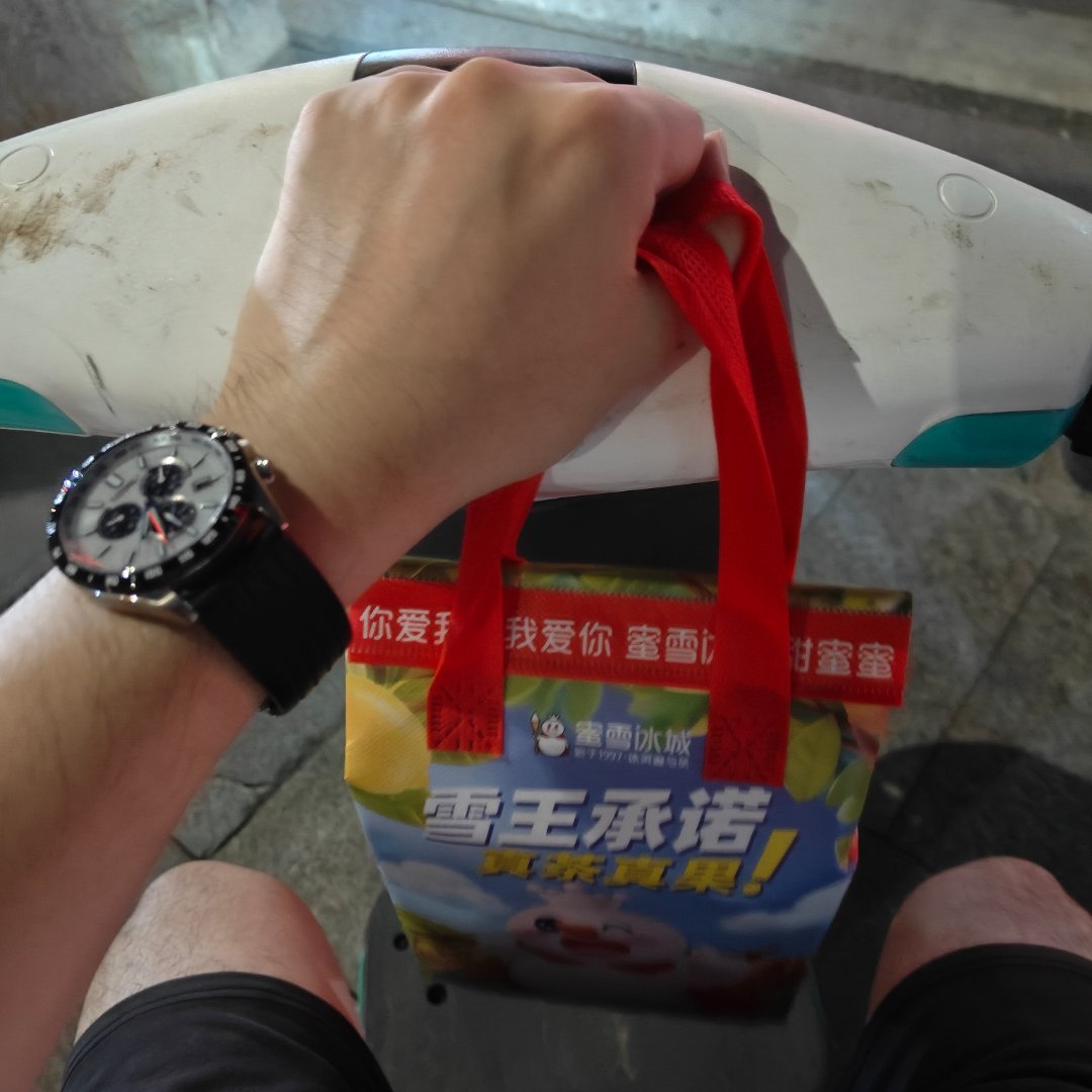 朋友们晚上好呀生活不易下班时间还要兼职这次是兼职跑闪送的时间[坏笑][坏笑]  