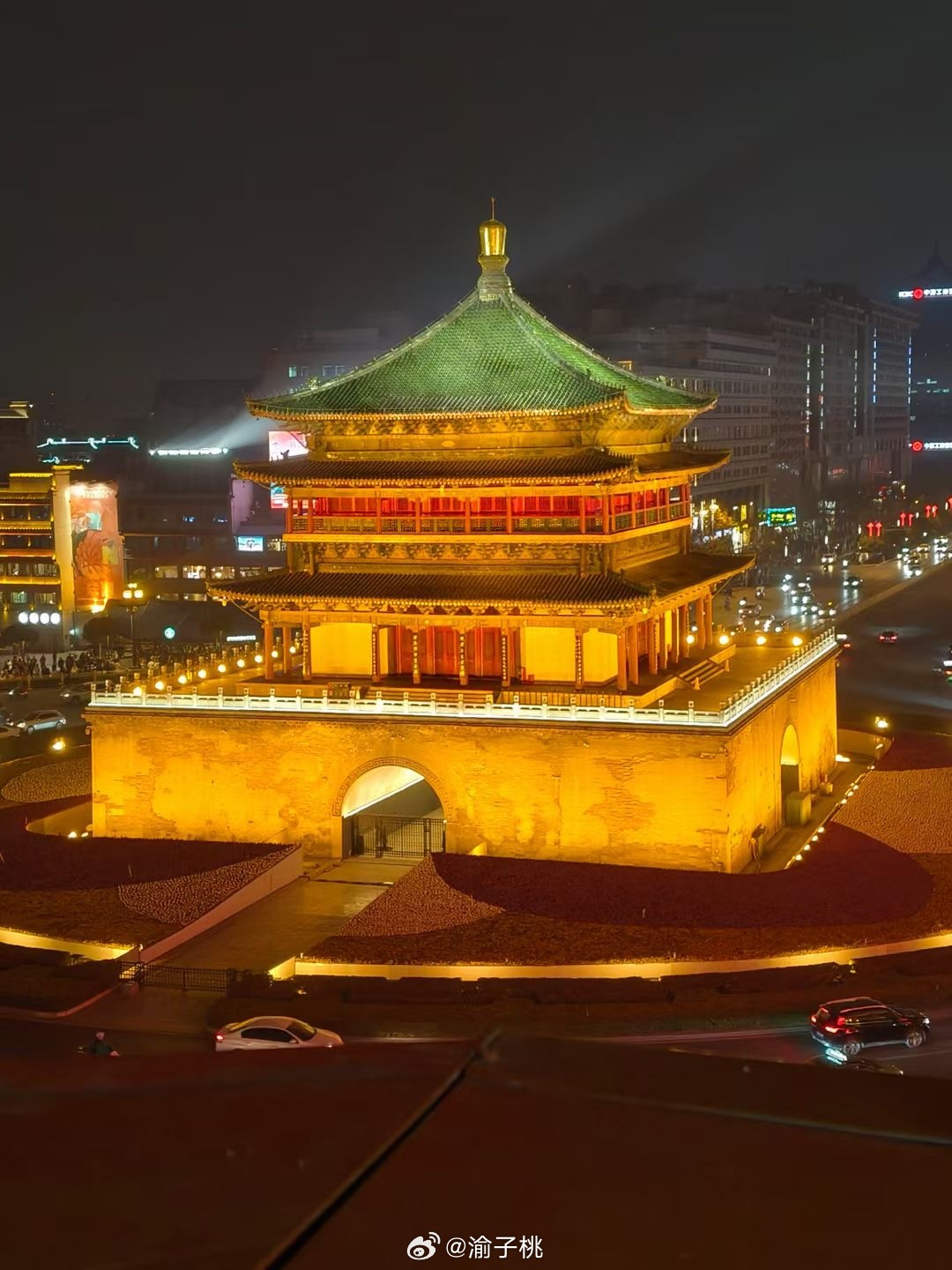 肖战  冬天的糖霜，秋天的麦芽糖，夏天的莲子羹，春天的绿豆酥，都甜不过你的笑宝贝