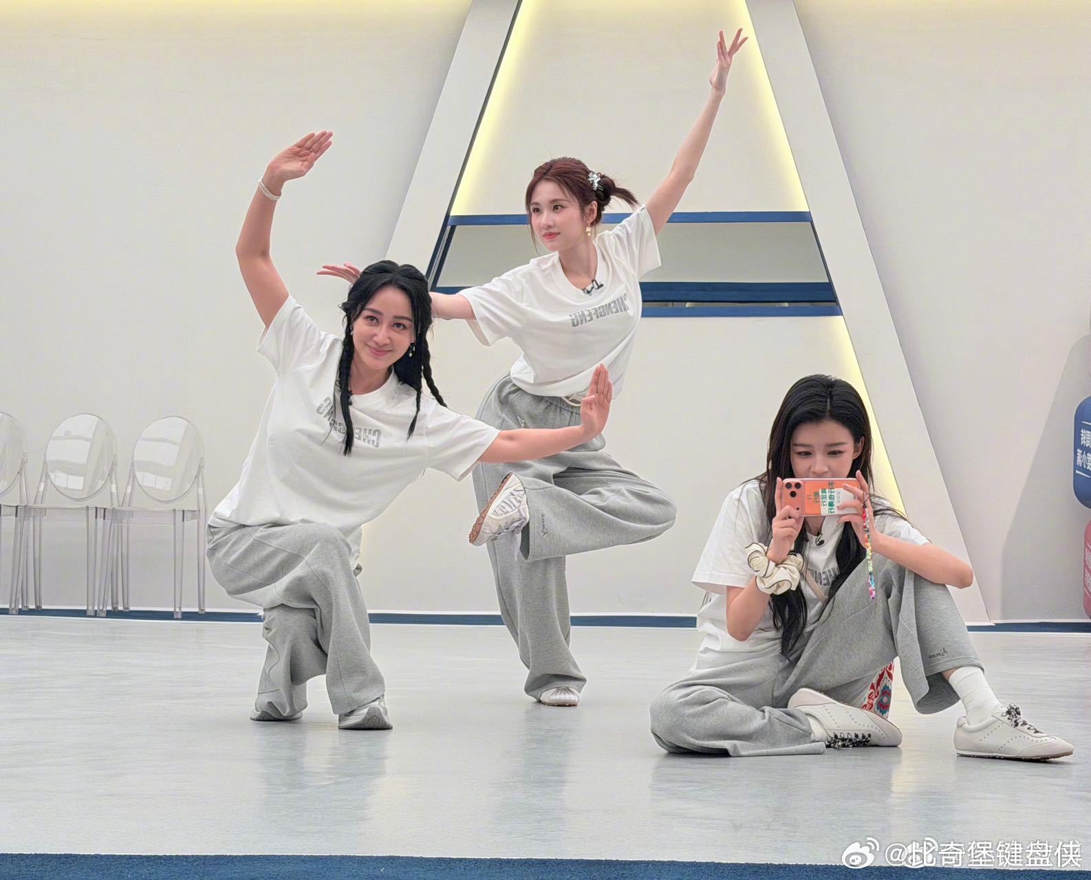 孙怡晒与张慧雯赵子琪合照乘风2026 看着这张合照，真的能感受到孙怡的用心。她把