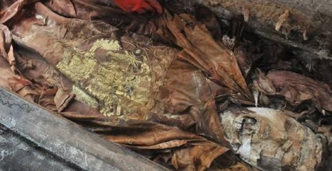 1972年，在内蒙古赤峰，考古人员发现了一座清代的古墓，当大家打开棺材后，所有人