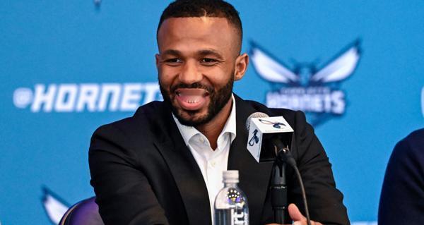 夏洛特黄蜂总经理杰夫·彼得森对球队取得的进步感到自豪，但他不会为了让球队下赛季冲