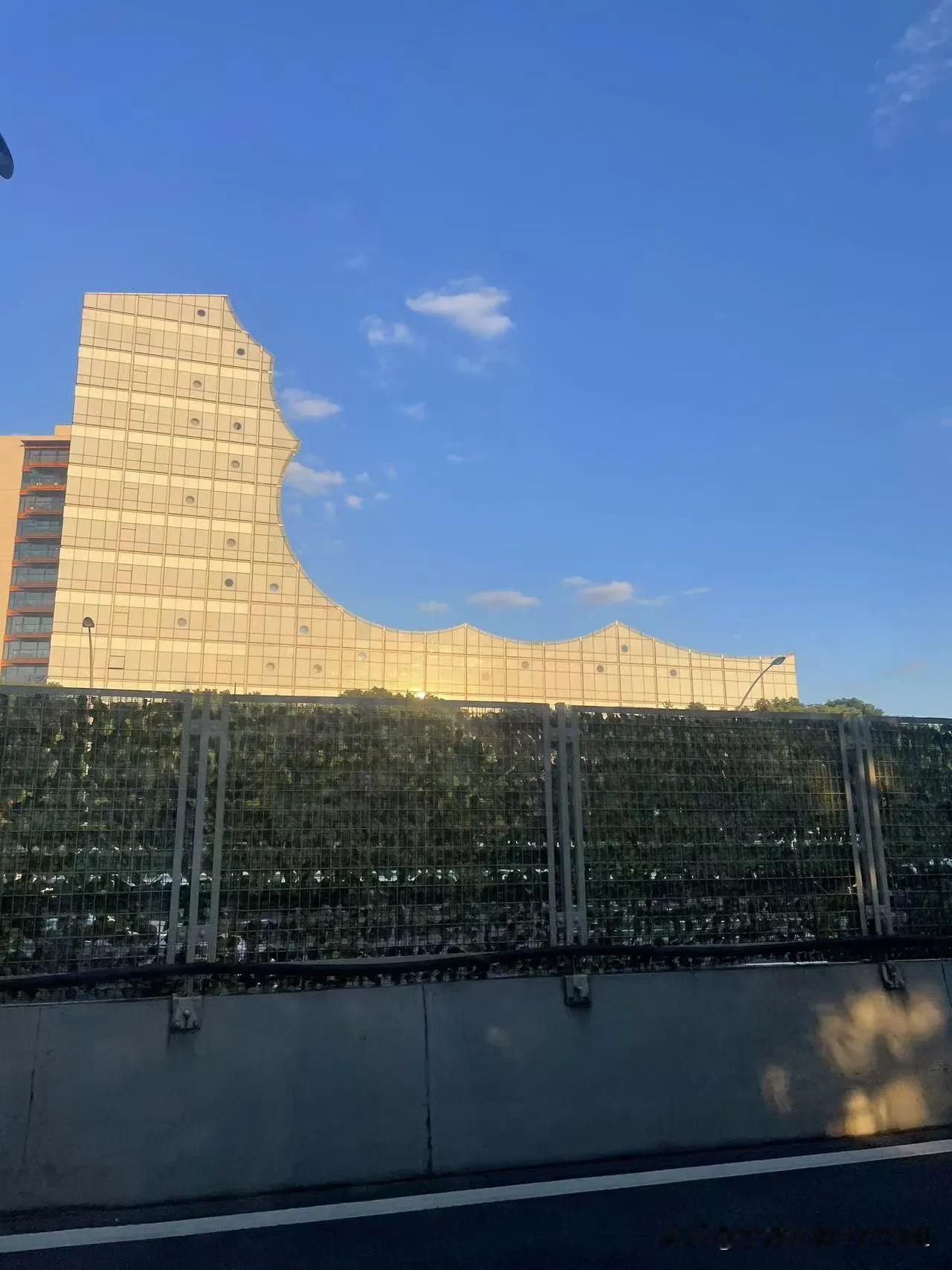 好有趣的房子！
上海街头拍摄，不知道这房子名字。
上海特色街景 白天的上海风景 