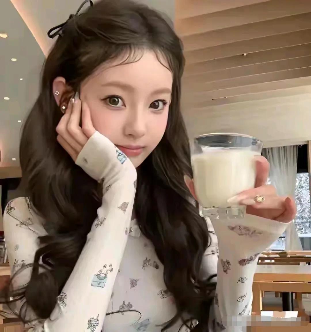 懒懒的美很特别，白里透红像个可爱的瓷娃娃。像她这么有辨识度的女孩，就算不当王思聪