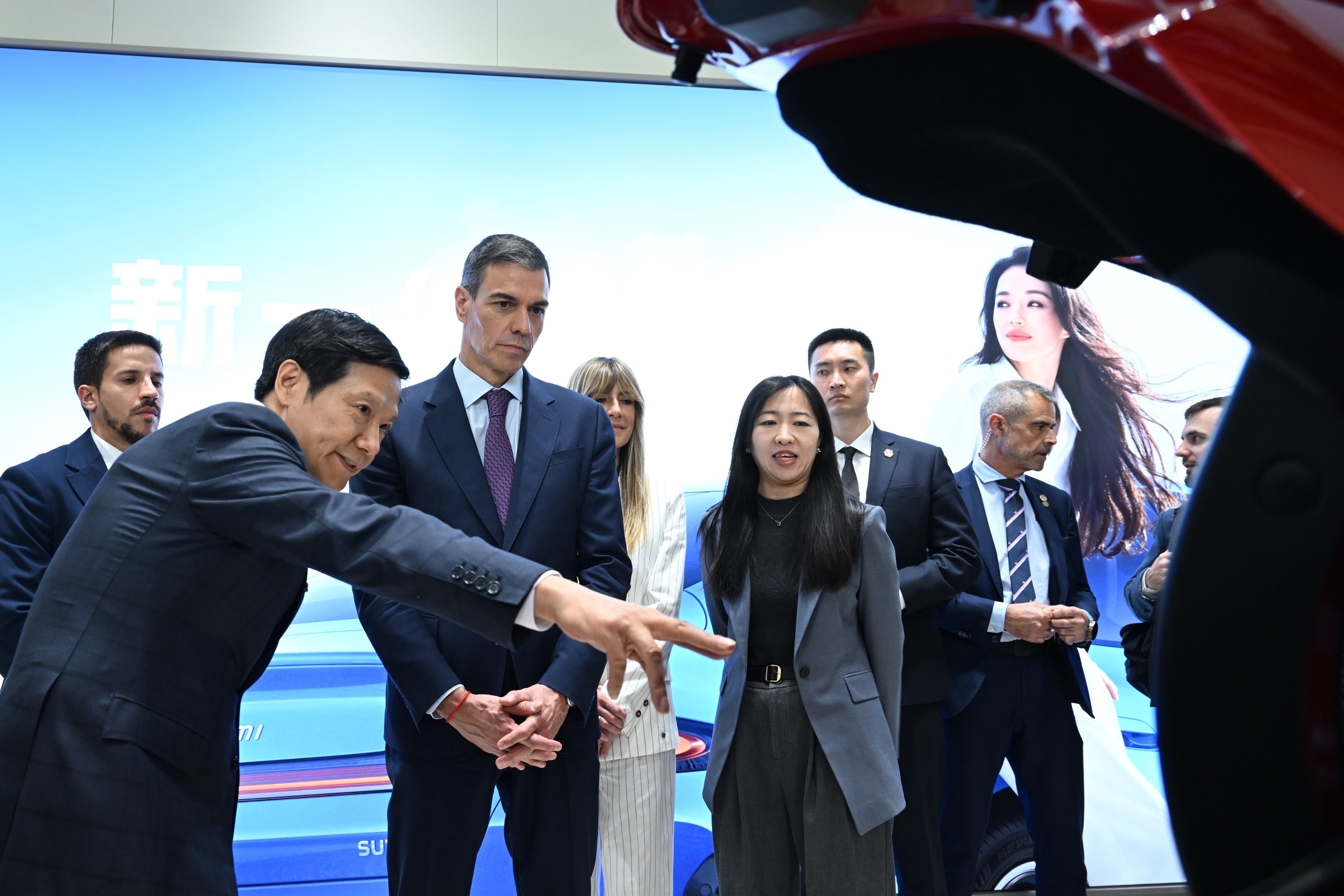 最近几天雷总可没歇着，有点 “顶流外交” 那味了。 从国民党主席郑丽文到访，到西