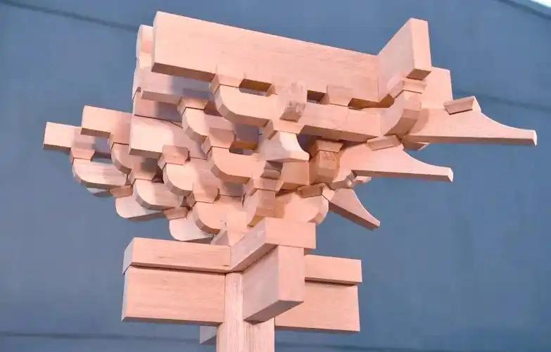 汉代斗拱是中国木构建筑走向成熟的标志性构件，早期形态以承檐、挑檐为核心功能，依托