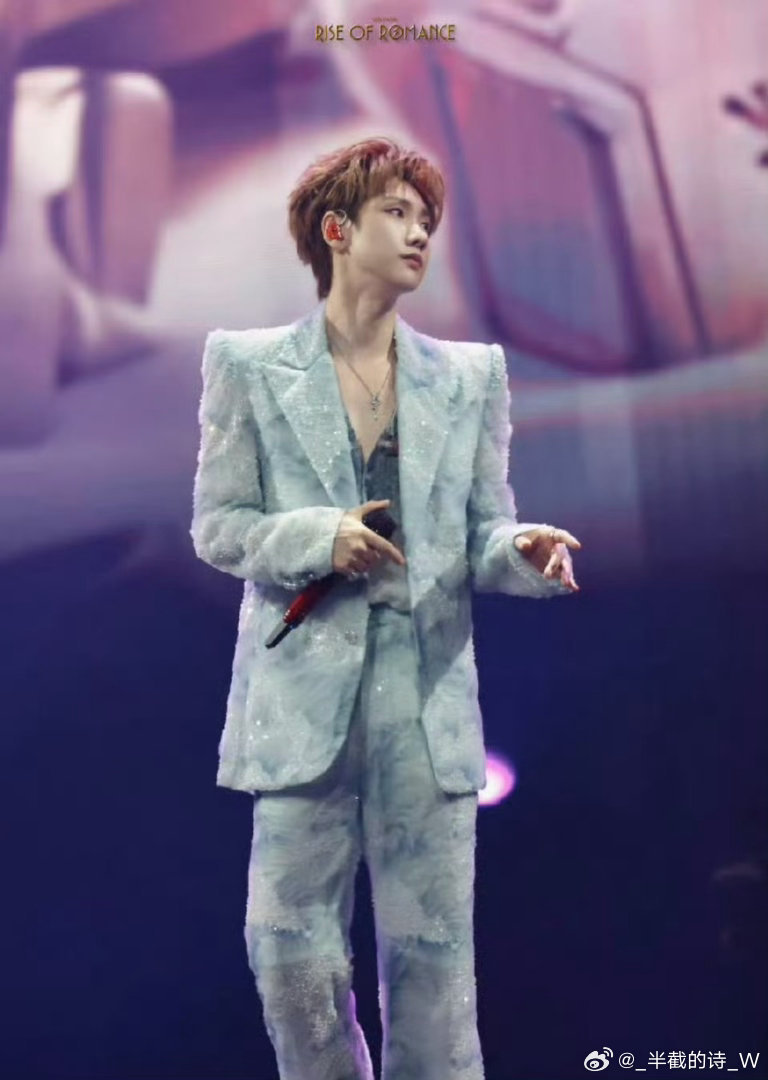 汪苏泷你怎么把人素龙顺走了汪苏泷也太可爱啦！懵圈找地方挂的模样反差萌拉满，舞台魅