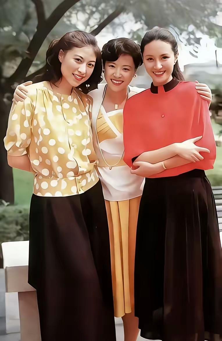 岁月如歌，当年青春靓丽的岳红、方舒、王馥荔，如今都成了奶奶姥姥…王馥荔演技 岳红