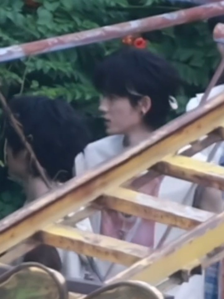女神今天还戴了耳钉哦 