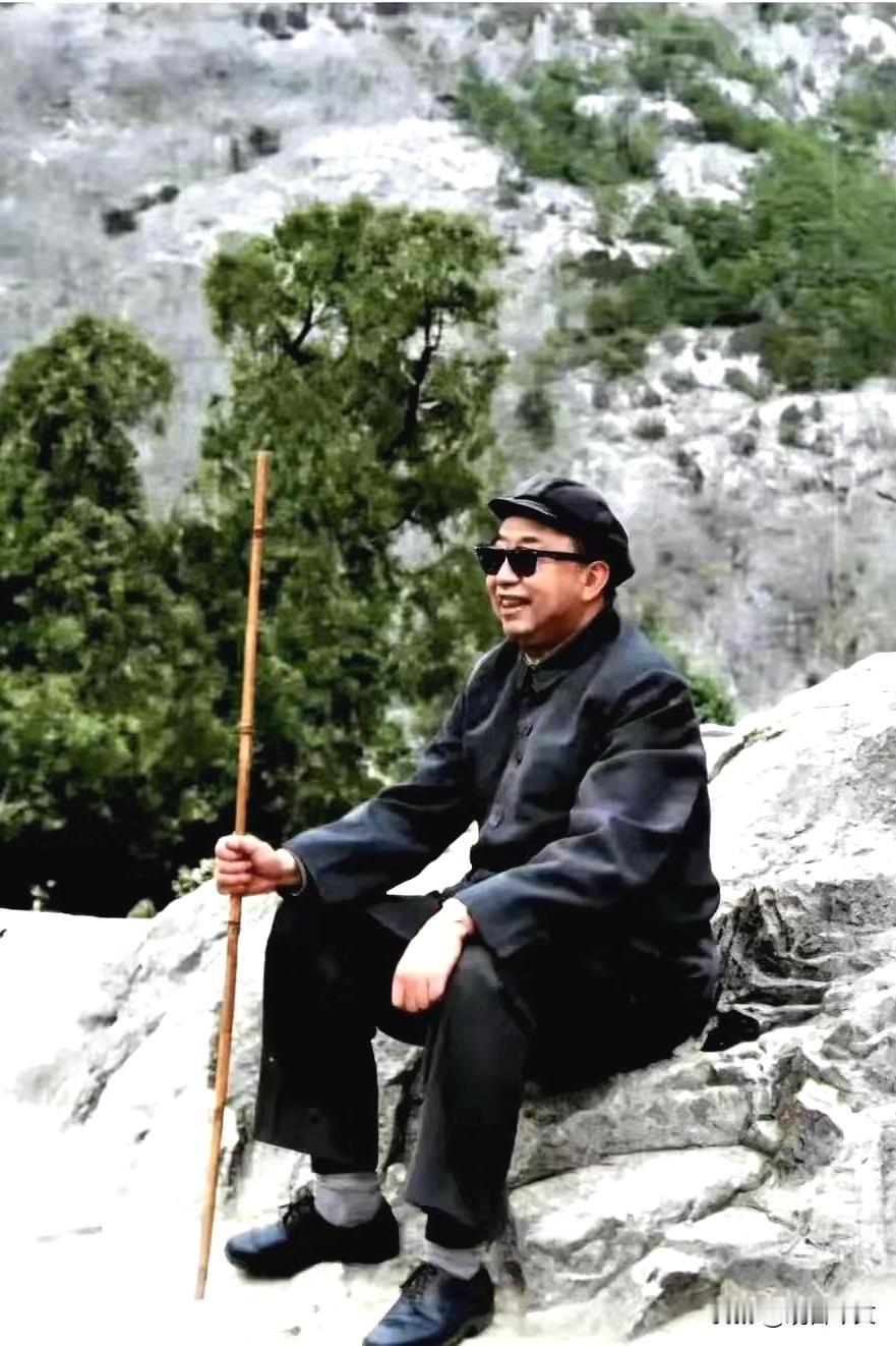 1981年6月之后，华国锋不再担任党中央主要领导职务，闲暇之时，走访各地，游览名