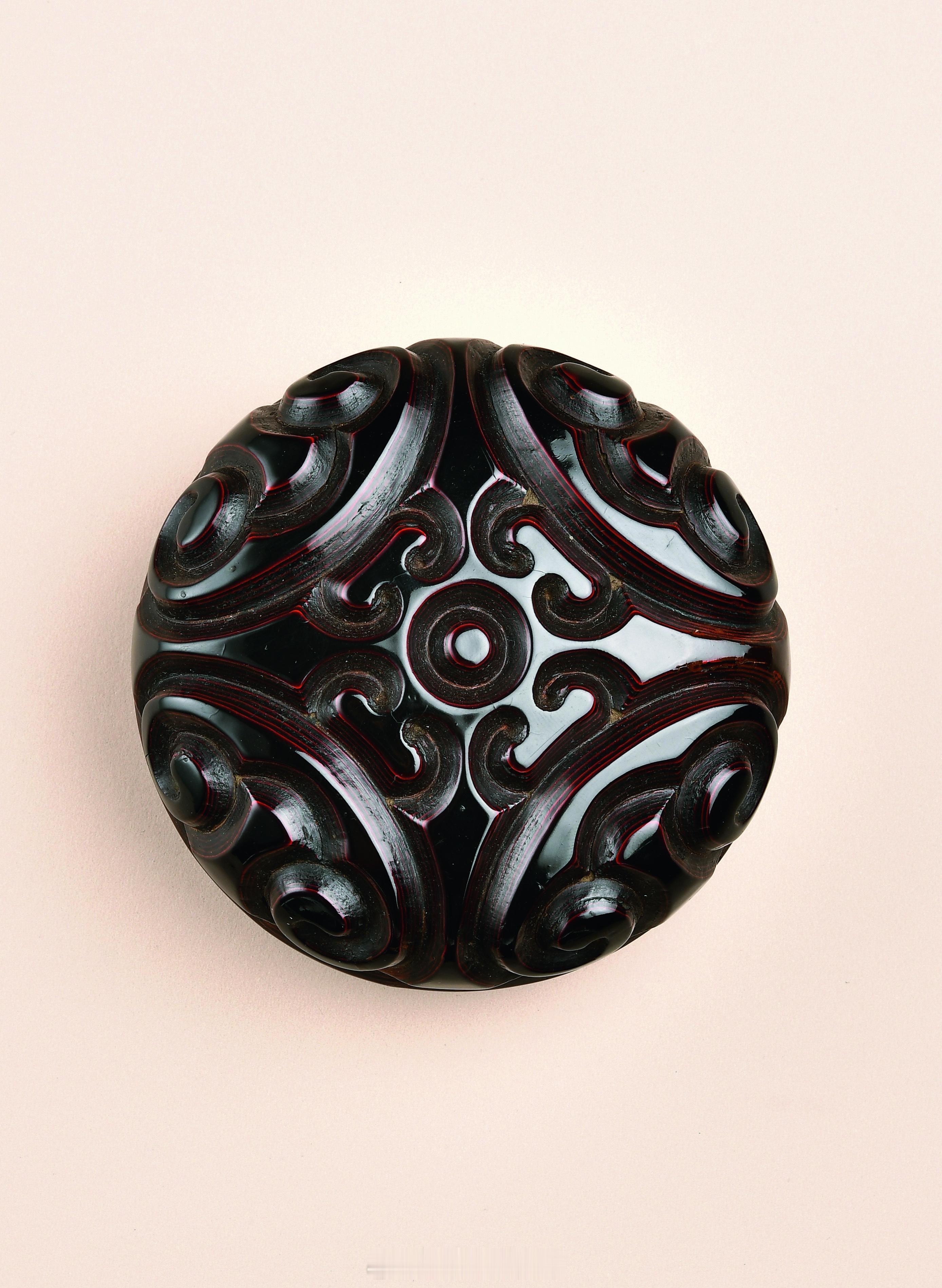 髹饰录 | 明 剔犀如意纹香盒器作小盒形，由盒盖盒身两部分组成，木胎，以漆器的传