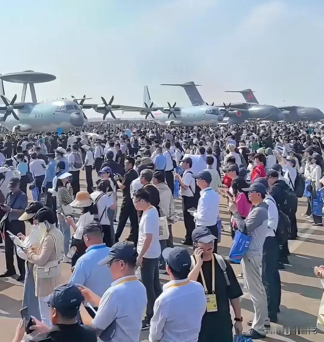 珠海航展人多，那么做点小生意赚钱的机会也就来了。

珠海航展，人山人海，每天得有