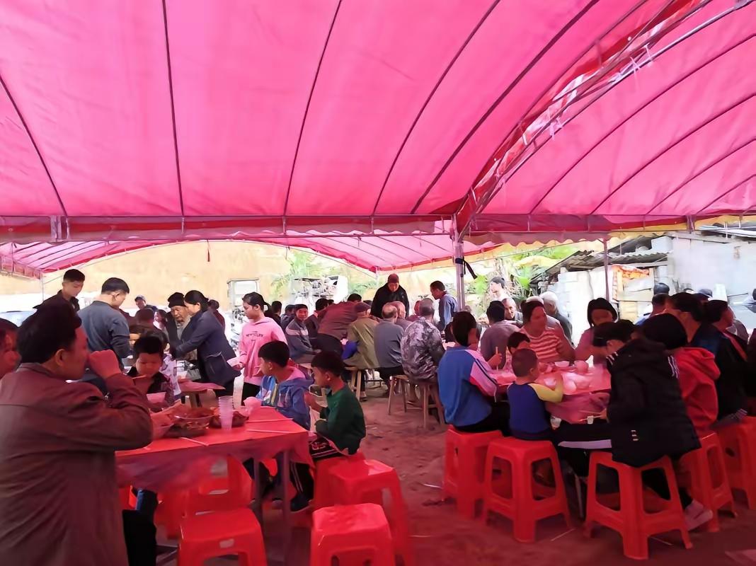今天总算见识到什么叫不要脸了
婚宴已经上菜马上开席吃了
新郎家竟然叫人拿着礼薄