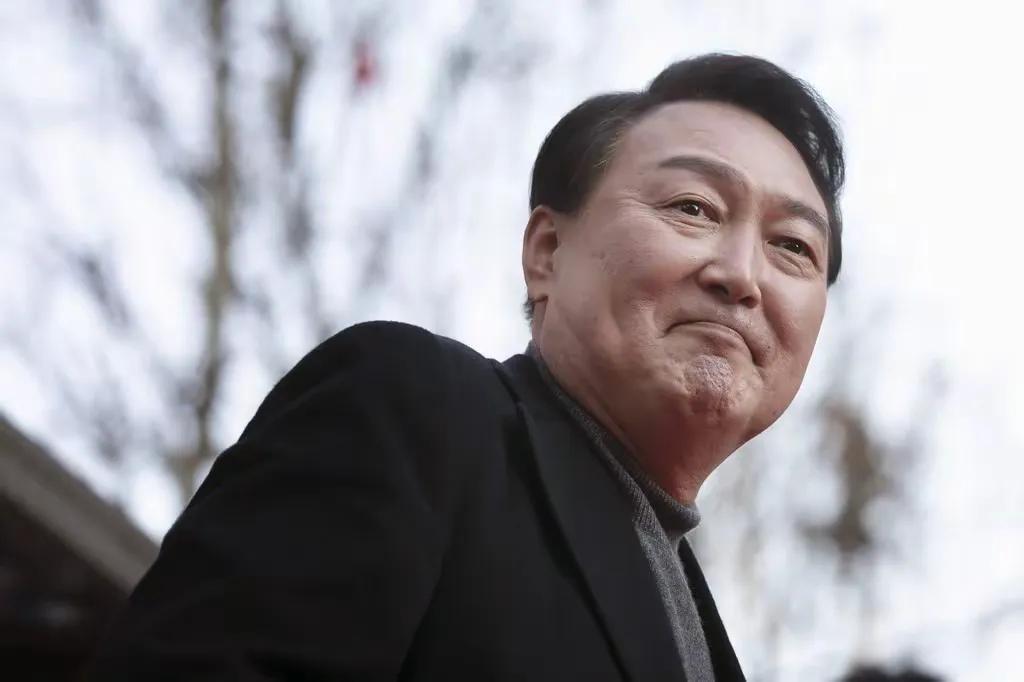 尹锡悦“冲冠一怒为红颜，总统出兵搞政变。”引发政治混乱，被弹劾并要求辞职的是尹锡