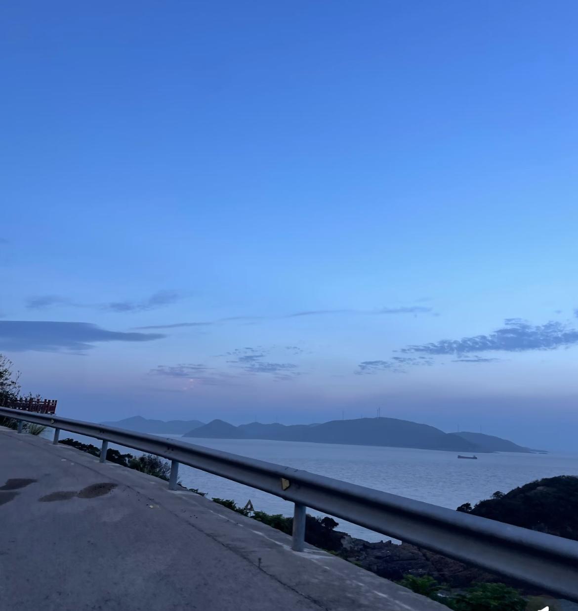 这两天大家都在盯台风“白海豚”。打开手机一看：昨天说登陆浙江，今天又说可能福建，