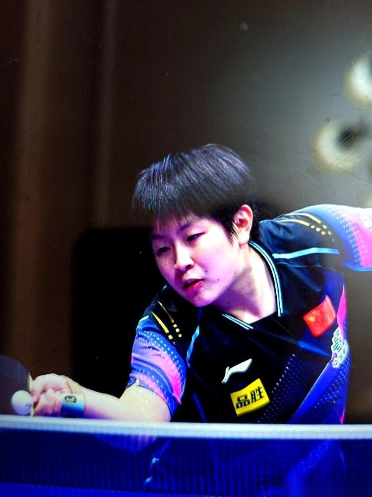 国乒这张外卡，是真敢发。
转手就塞给小将覃予萱，让她去打那个自己4战全败、连一小