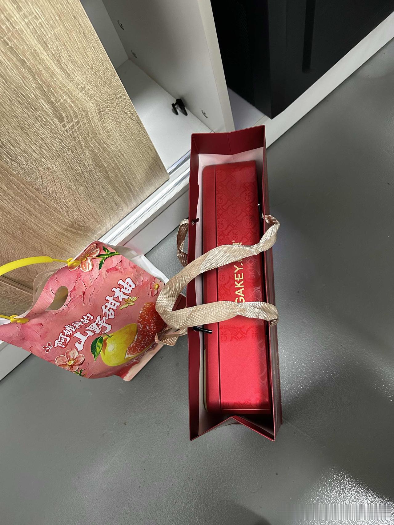 过节发礼物本来是件挺高兴的事。可是去领礼物却发现公司分了三六九等的。主管可以上的