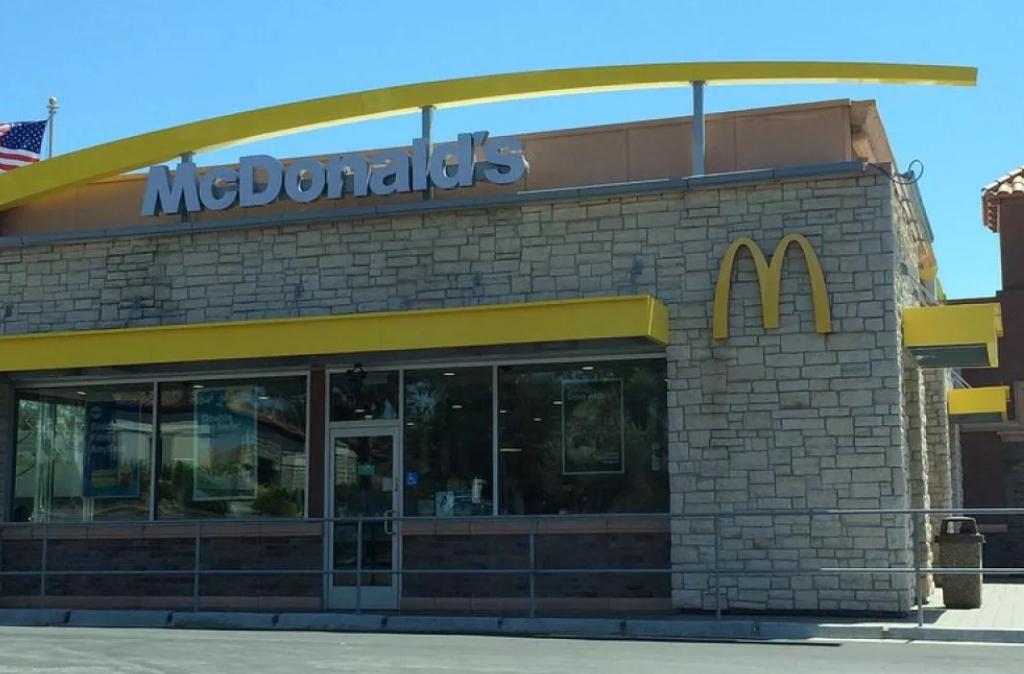 【荒诞？两名俄罗斯女性在试图寻找最近的麦当劳时误入美军基地被捕】

      