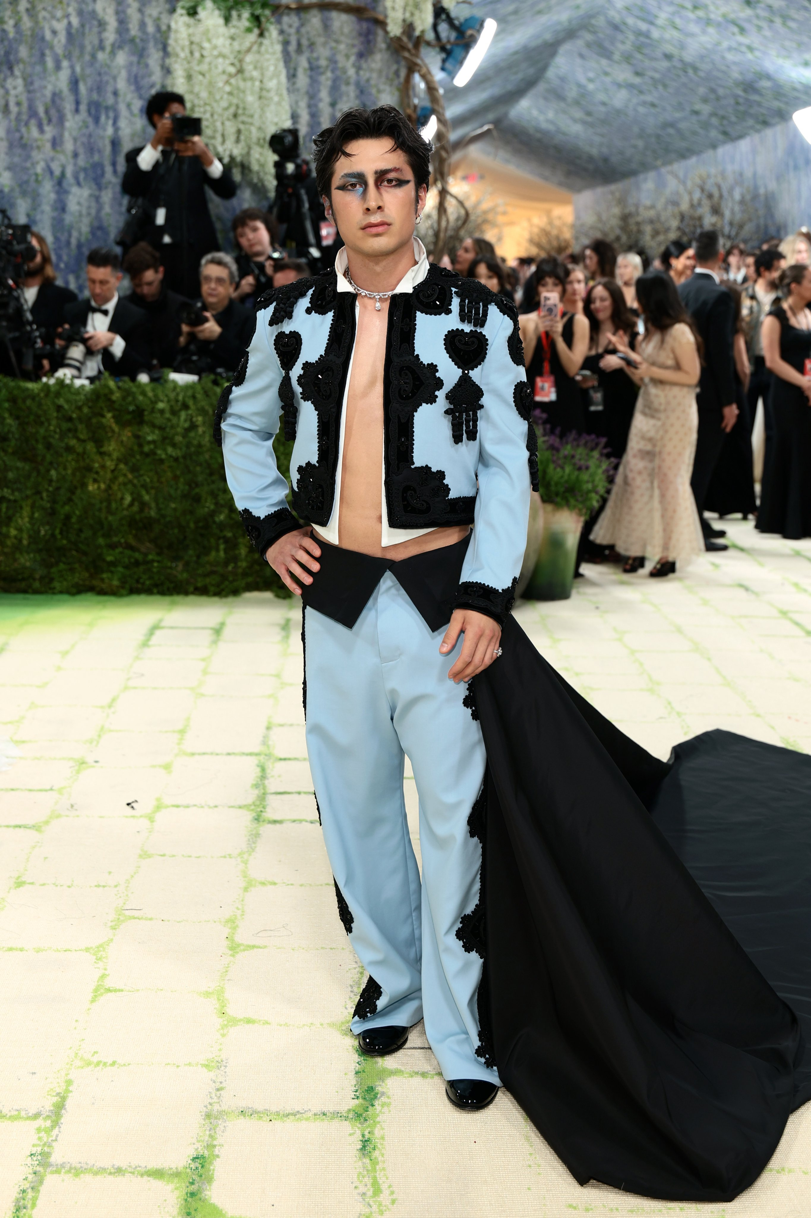 Hudson Williams 抵达Met Gala，这个造型我不理解。 