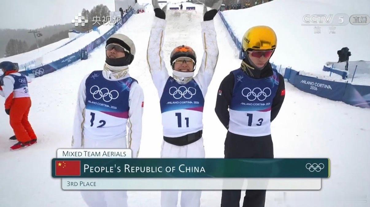 徐梦桃笑称这是第一枚奥运铜牌“这是我第一枚奥运铜牌。”徐梦桃笑着调侃的背后，是2