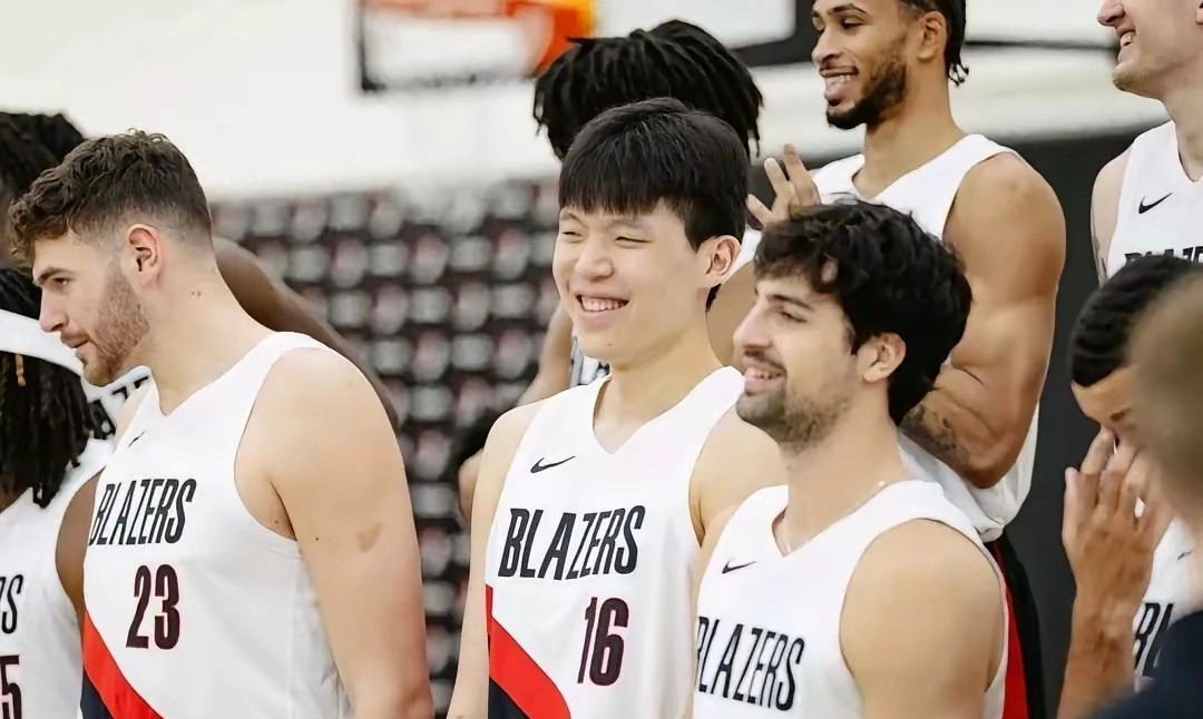 波特兰开拓者 杨瀚森站C位参加开拓者队全家福拍摄，左边阿夫迪亚，右边克林根，球队