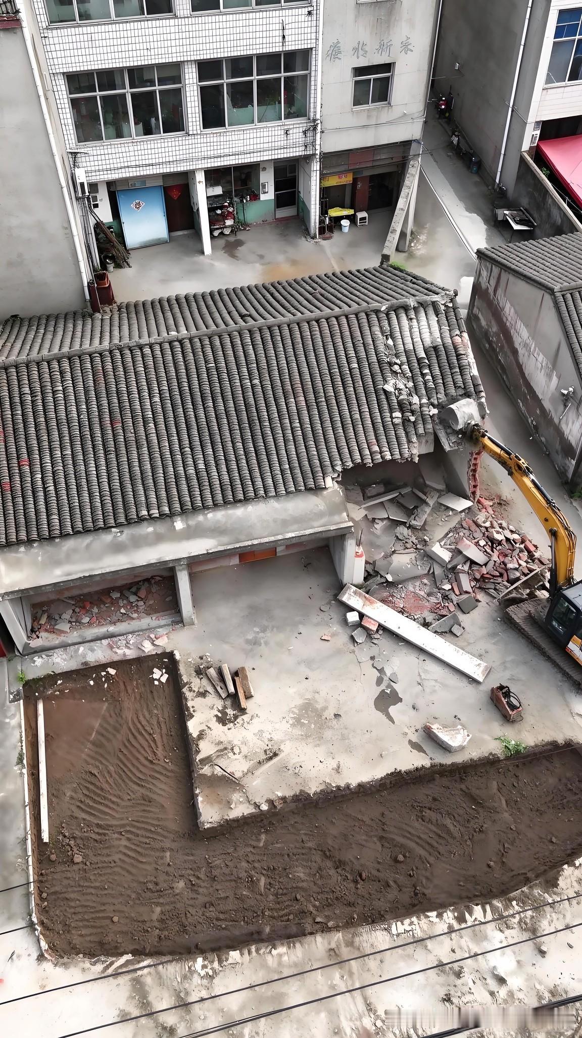 住建部明确，支持符合条件的老旧房屋原拆原建，自主更新。
房屋经过鉴定评定为D级危