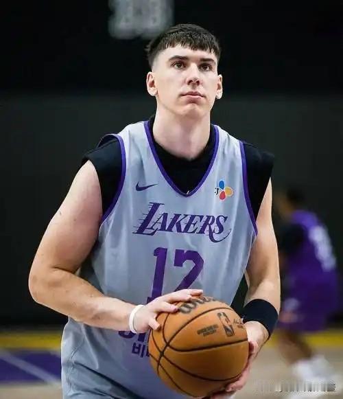 湖人新星拉拉维亚真是太会说话了！今天拉拉维亚在接受媒体采访时聊到了老大哥詹姆斯，