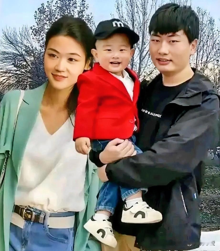 路人抓拍的景区画面里，陈萌不时低头柔声与孩子说话，温柔尽显；朱小伟背着黑色小包，