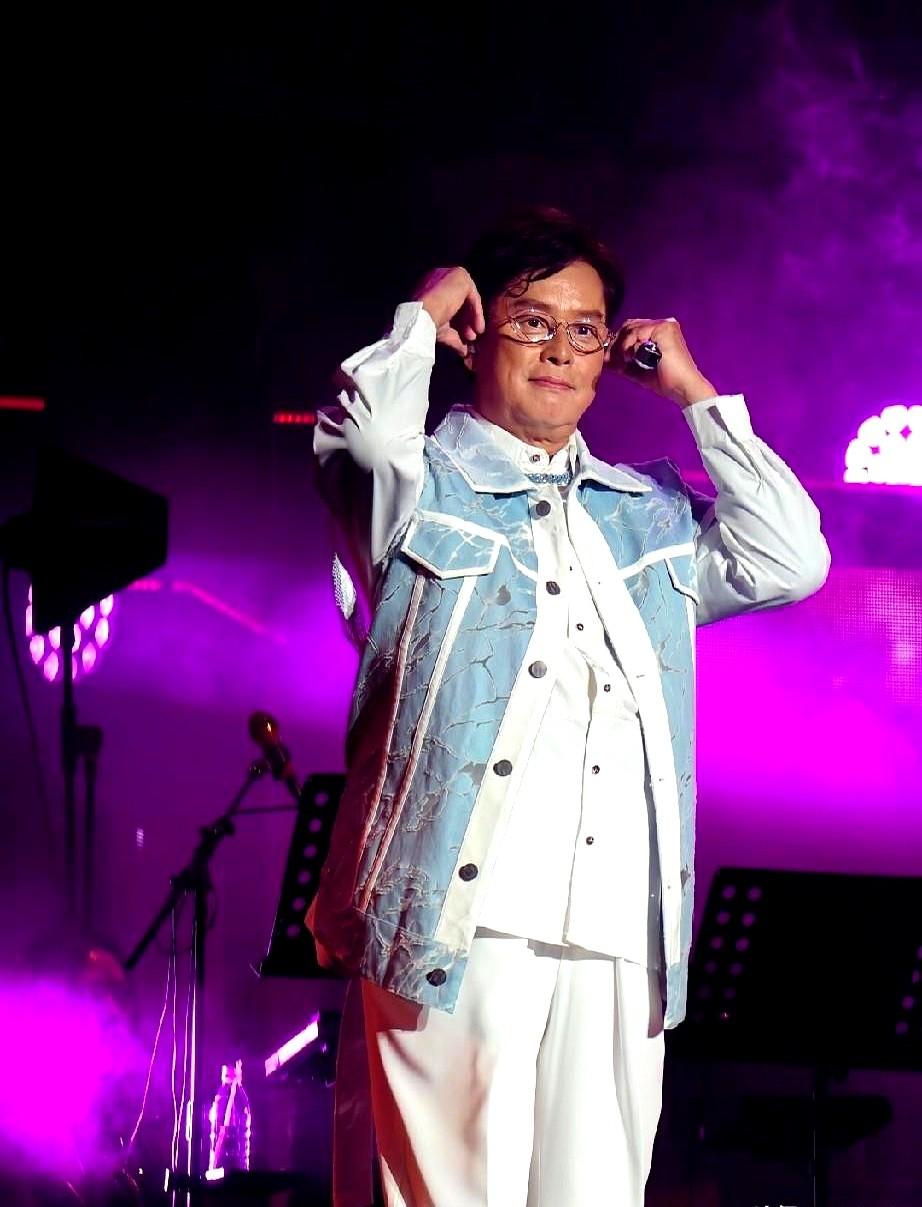 75岁的谭咏麟，这状态简直比我还猛。

去年（2025年）他和李克勤合体开“左麟