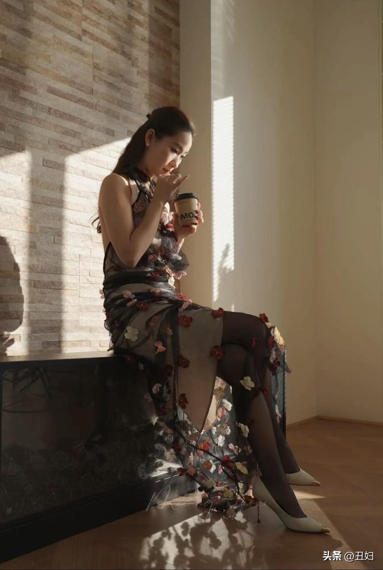 记录我的2026阳光洒进房间，花裙飘逸，静谧时光