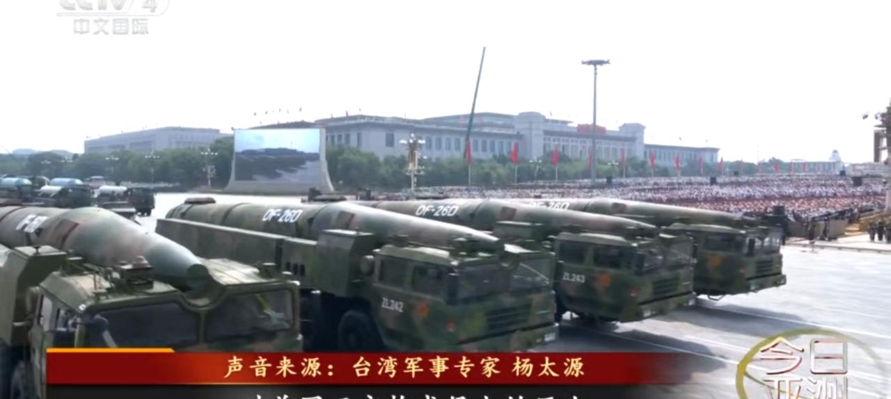 画面中，东风系列导弹列阵亮相、火箭炮发射演练、多枚火箭弹直冲云霄，展现出中国军队