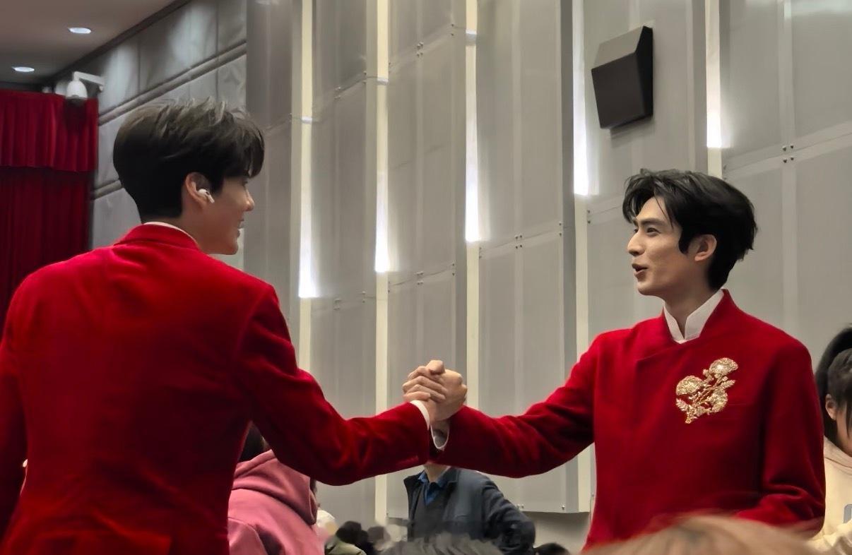 宋威龙春晚后台路透宋威龙毕雯珺春晚后台握手  帅得我好有面子 