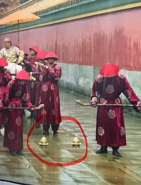 甄嬛传里太监提的那个物件真有意思，像个红灯笼似的晃来晃去。每次看到都忍不住好奇，