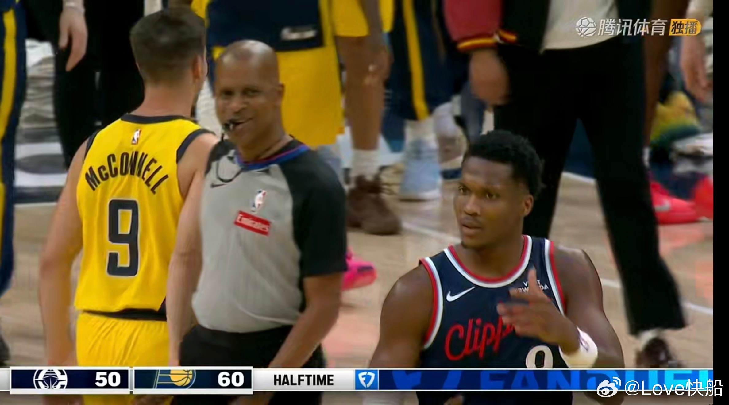 半场结束，快船50比60落后！追到10分，加兰目前返回更衣室！！ 