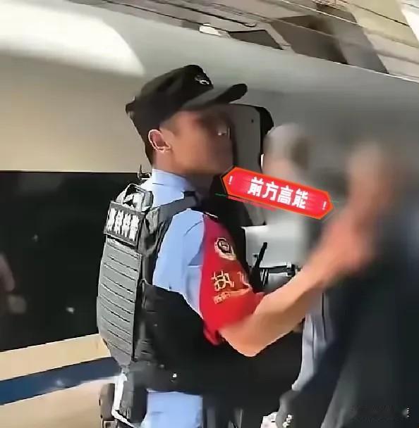 洛阳高铁站最催泪一幕！
冰冷规则下，藏着最滚烫的人心
 
见过无数车站的相聚离别