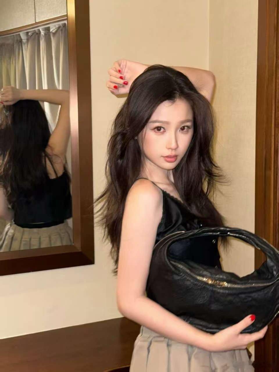 虞书欣红美甲上网只为了一件事看虞书欣上网只为了一件事看虞书欣，好美呀，[心][心
