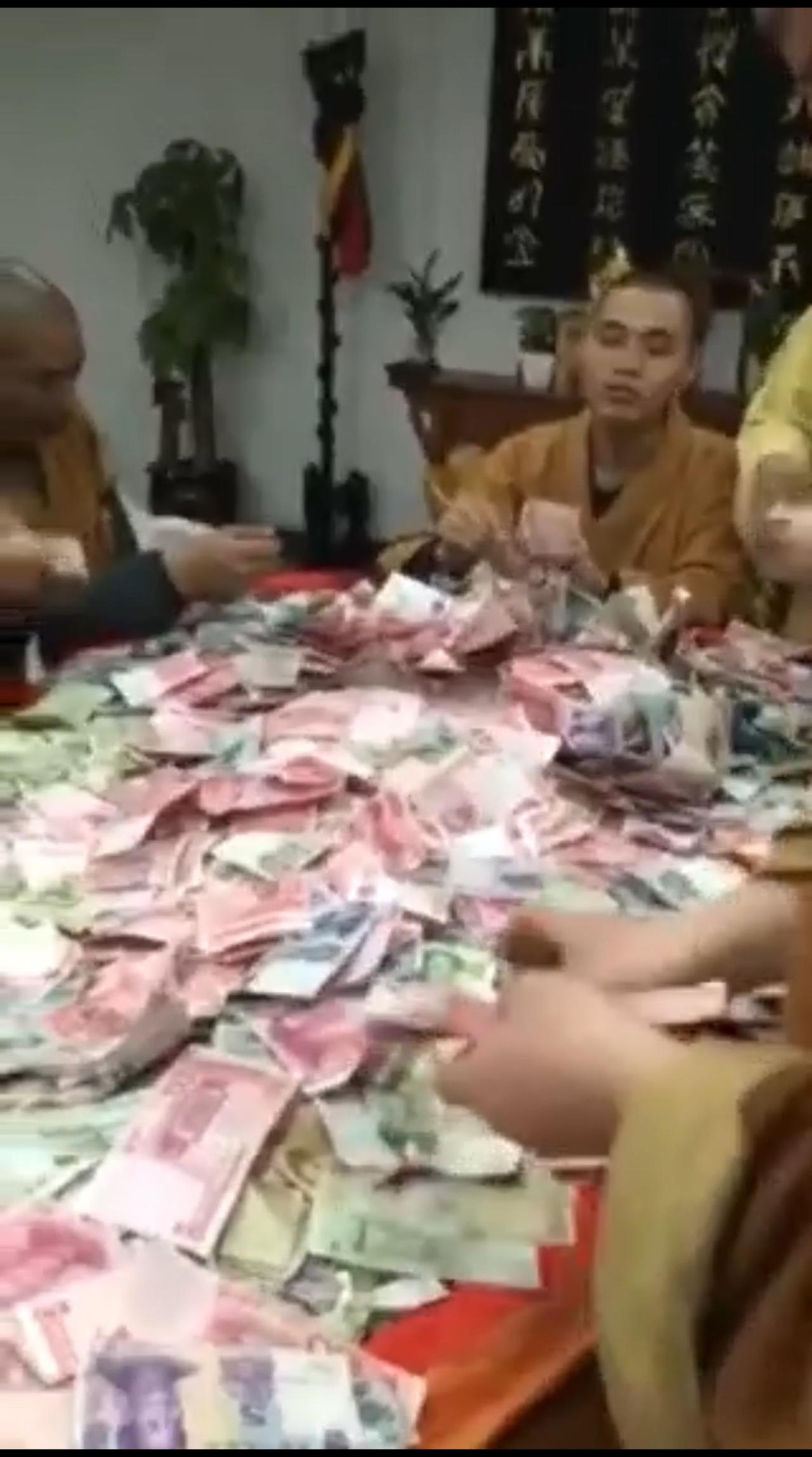 闻少林有感
天灾不见神佛灵，
救急难见大师影。
神州遍地金身寺，
却道希望工程急