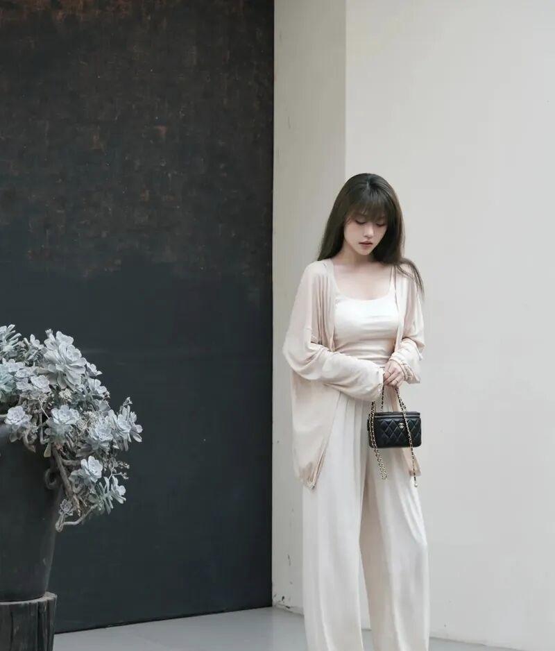 简约风穿搭，清新自然，轻松自在。