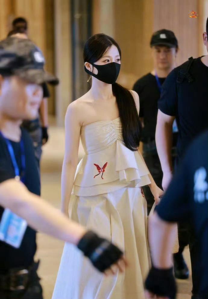 虞书欣团综抹胸妆造  状态真的太好了，虞书欣好美，已被她完全攻略。 