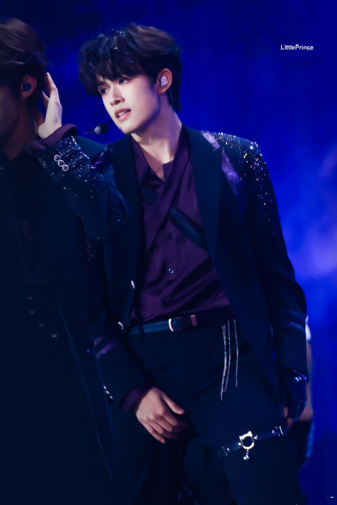 张极紫色衬衫配腿环张极新音造型的氛围感直接拉满！紫色衬衫搭腿环适配度满分，顶级身