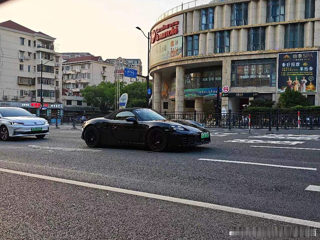 #这是你要的潮车吗# 纯电保时捷718挂绿牌在国内进行路试#汽车# ​​​